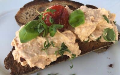 Frischkäsecreme mit Paprika und Cashewkernen